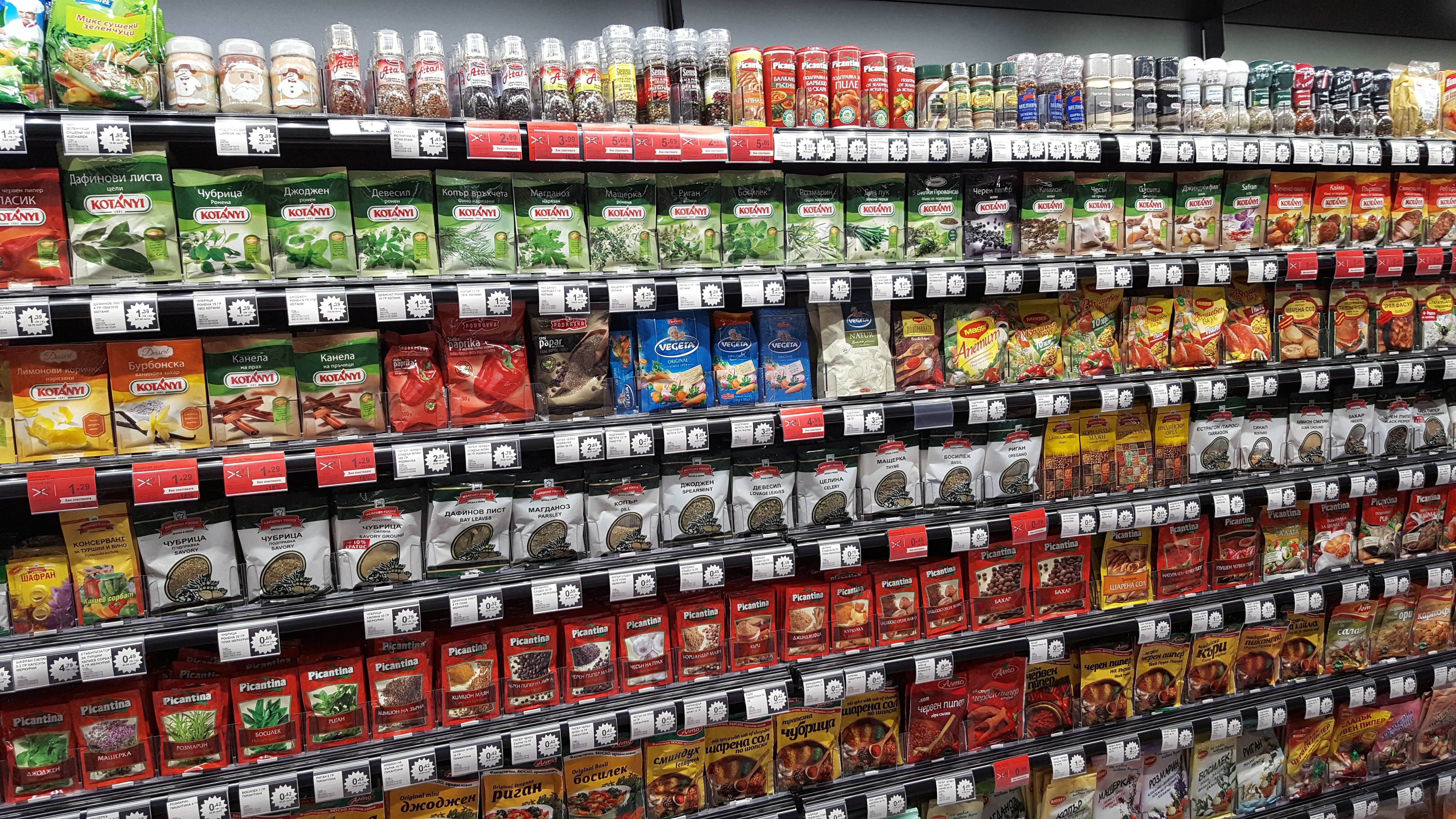 Spice shelf organised with the Optimal™ merchandising system. Each product stands upright in individual sections, ensuring perfect visibility, order, and easy access for customers. A great example of efficient shelf organisation and optimal retail space utilisation.